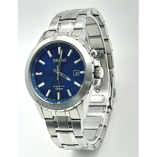 90 - A Seiko Kinetic Automatic Gents Watch. Stainless steel bracelet and case - 43mm. Blue dial with date... 