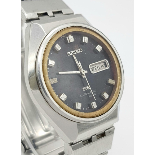 97 - A Vintage Seiko SS Automatic Gents Watch. Model - 6106-7690. Stainless steel bracelet and case - 38m... 