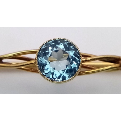 122 - An Antique 15K Yellow Gold, Aquamarine Bar Brooch. A stunning 1ct centre set ice blue aquamarine. Wi... 