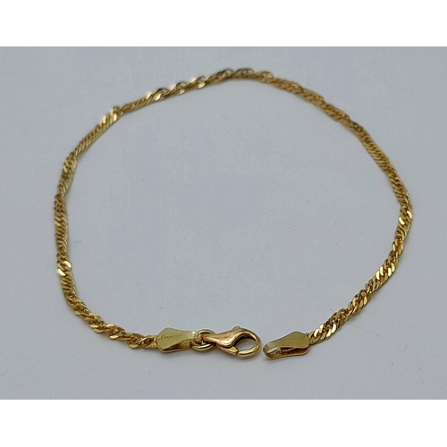 136 - A 14K Yellow Gold Curb Twist Link Bracelet. 20cm. 2.7g weight.