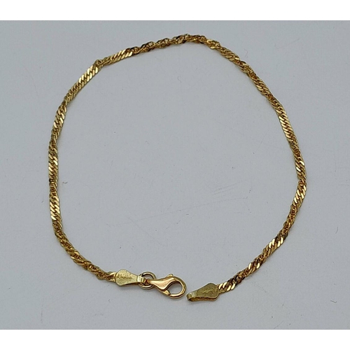 136 - A 14K Yellow Gold Curb Twist Link Bracelet. 20cm. 2.7g weight.