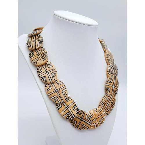 192 - A vintage, Senegalese, tribal bone necklace with hand painted geometric designs. Length: 65 cm, weig... 