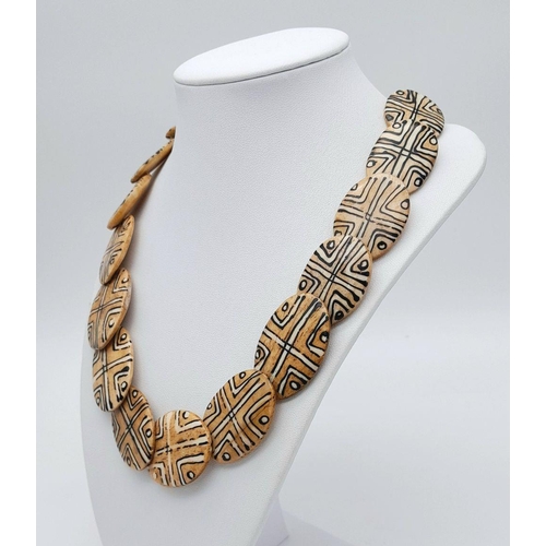 192 - A vintage, Senegalese, tribal bone necklace with hand painted geometric designs. Length: 65 cm, weig... 