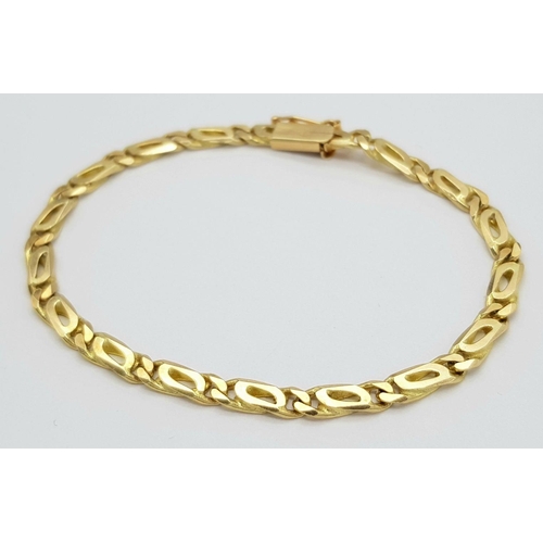 345 - A 14K Yellow Gold Figaro Link Bracelet. 17cm. 9.5g.