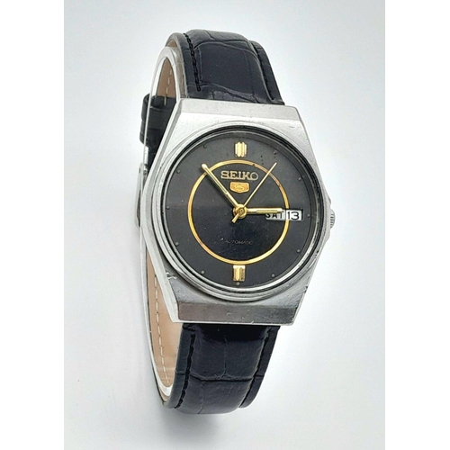 447 - A Vintage Seiko 5 Gents Automatic Watch. Black leather strap. Stainless steel case - 36mm. Model 630... 