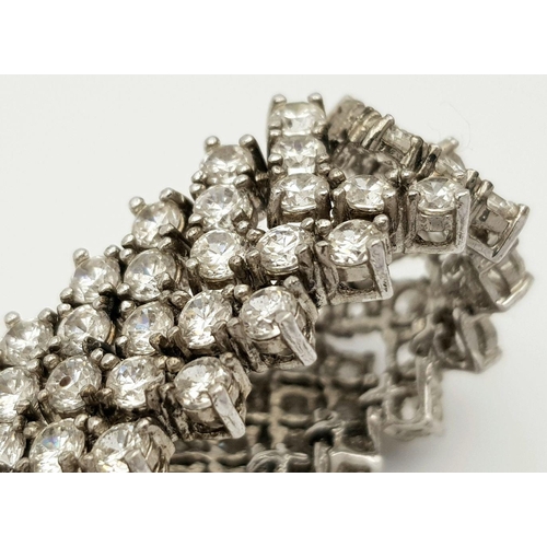 457 - An attractive Solid Silver 925 Bracelet with Sparkling White Stones, 32.6 grams, 18cm. In good condi... 