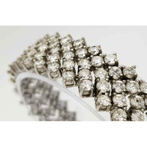 457 - An attractive Solid Silver 925 Bracelet with Sparkling White Stones, 32.6 grams, 18cm. In good condi... 