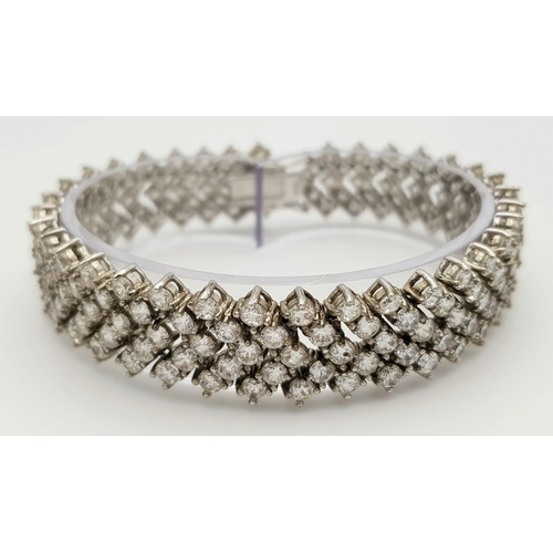 457 - An attractive Solid Silver 925 Bracelet with Sparkling White Stones, 32.6 grams, 18cm. In good condi... 