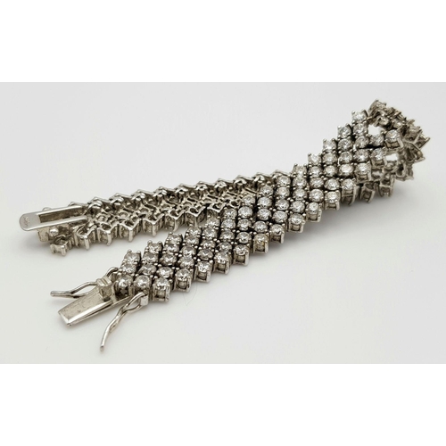 457 - An attractive Solid Silver 925 Bracelet with Sparkling White Stones, 32.6 grams, 18cm. In good condi... 