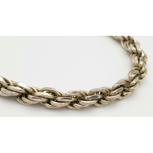 471 - An elegant Solid Silver 925 Rope Bracelet, 22.7 grams, 22cm. In excellent condition.