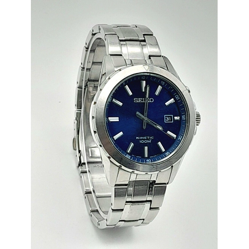 90 - A Seiko Kinetic Automatic Gents Watch. Stainless steel bracelet and case - 43mm. Blue dial with date... 