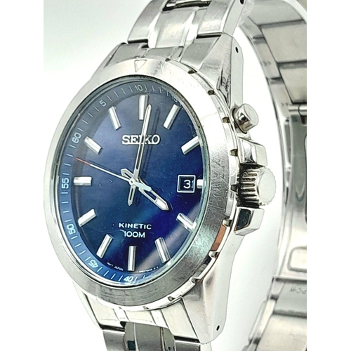 90 - A Seiko Kinetic Automatic Gents Watch. Stainless steel bracelet and case - 43mm. Blue dial with date... 