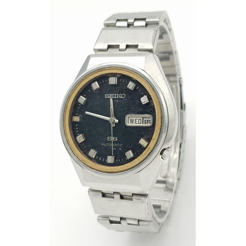 97 - A Vintage Seiko SS Automatic Gents Watch. Model - 6106-7690. Stainless steel bracelet and case - 38m... 