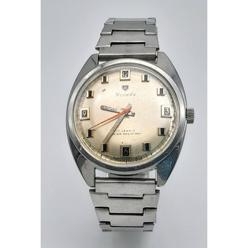 1344 - A Vintage Nivada Hand-Wind Gents Watch. Stainless steel bracelet and case - 38mm. Gilded dial with d... 