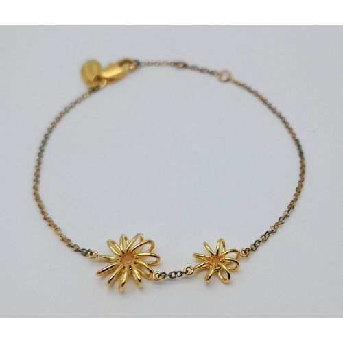 1375 - A gorgeous 925 gilded silver bracelet with flower charms. Total weight 1.8G. Total length 18cm