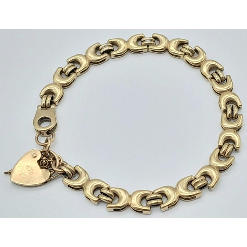 1388 - A Vintage 9K Yellow Gold C-Link Bracelet. Comes with a safety chain and heart clasp. 18cm. 11.45g we... 