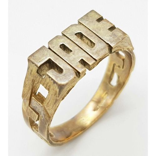 1353 - A 9K Gold 'Jade' Name Ring. Size M 1/2. 3.7g weight.