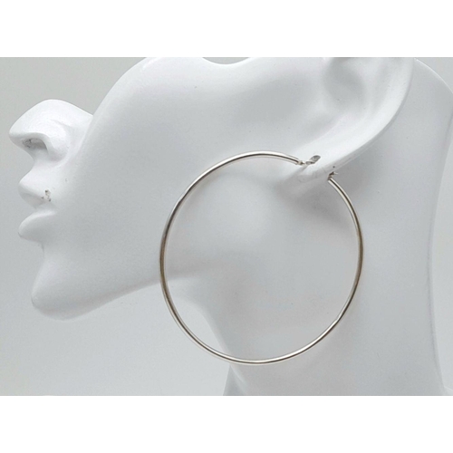 1563 - A fashion 925 silver pair of hoop earrings. Total weight 5.5G. Diameter 6.7cm.