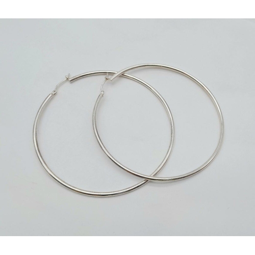 1563 - A fashion 925 silver pair of hoop earrings. Total weight 5.5G. Diameter 6.7cm.