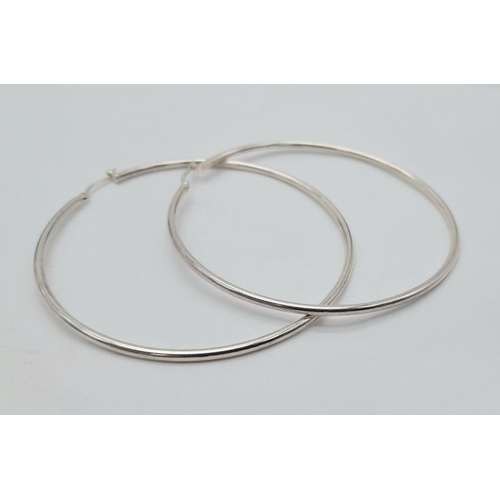 1563 - A fashion 925 silver pair of hoop earrings. Total weight 5.5G. Diameter 6.7cm.