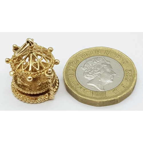 466 - A 9K YELLOW GOLD FAIRGROUND CAROUSEL MERRY GO ROUND CHARM 6G, MOVING PARTS. APPROX 2.4CM X 1.4CM. Re... 