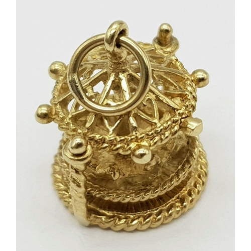 466 - A 9K YELLOW GOLD FAIRGROUND CAROUSEL MERRY GO ROUND CHARM 6G, MOVING PARTS. APPROX 2.4CM X 1.4CM. Re... 