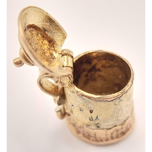 579 - A 9K YELLOW GOLD VINTAGE TANKARD CHARM WITH LID THAT LIFTS AND OPENS 2.9G IN WEIGHT. APPROX. 1.6CM I... 