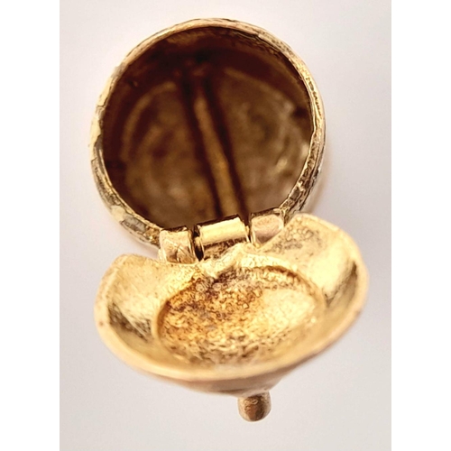 579 - A 9K YELLOW GOLD VINTAGE TANKARD CHARM WITH LID THAT LIFTS AND OPENS 2.9G IN WEIGHT. APPROX. 1.6CM I... 