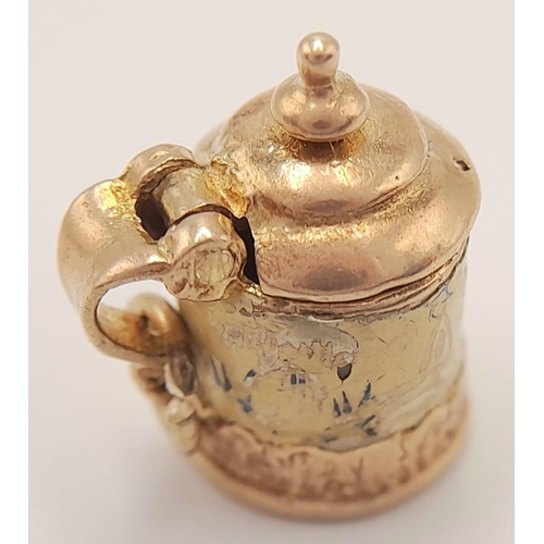 579 - A 9K YELLOW GOLD VINTAGE TANKARD CHARM WITH LID THAT LIFTS AND OPENS 2.9G IN WEIGHT. APPROX. 1.6CM I... 