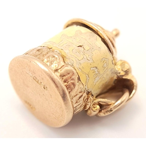 579 - A 9K YELLOW GOLD VINTAGE TANKARD CHARM WITH LID THAT LIFTS AND OPENS 2.9G IN WEIGHT. APPROX. 1.6CM I... 