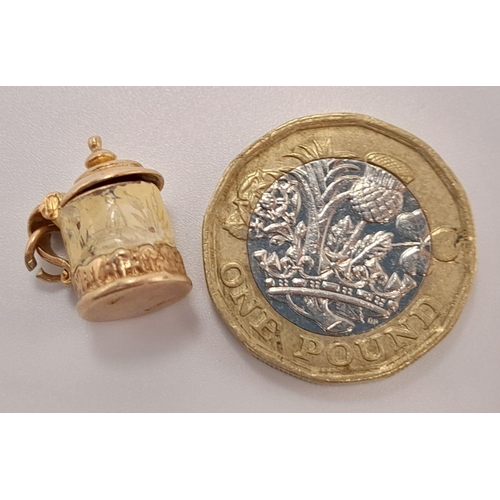 579 - A 9K YELLOW GOLD VINTAGE TANKARD CHARM WITH LID THAT LIFTS AND OPENS 2.9G IN WEIGHT. APPROX. 1.6CM I... 