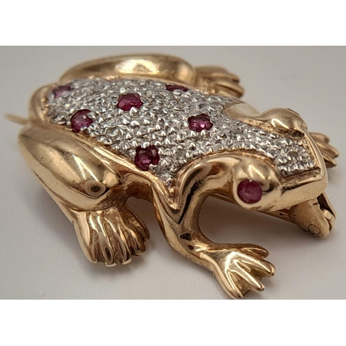 586 - A 9K YELLOW GOLD DIAMOND & RUBY SET FROG BROOCH. 3.3G IN WEIGHT. APPROX. 2.5CM IN LENGTH AND 2.2CM I... 