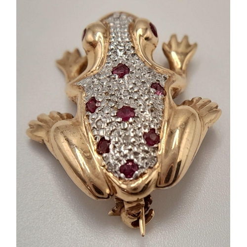 586 - A 9K YELLOW GOLD DIAMOND & RUBY SET FROG BROOCH. 3.3G IN WEIGHT. APPROX. 2.5CM IN LENGTH AND 2.2CM I... 