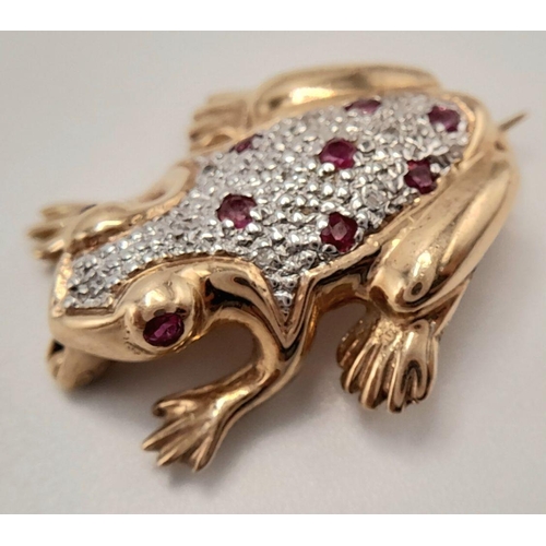 586 - A 9K YELLOW GOLD DIAMOND & RUBY SET FROG BROOCH. 3.3G IN WEIGHT. APPROX. 2.5CM IN LENGTH AND 2.2CM I... 