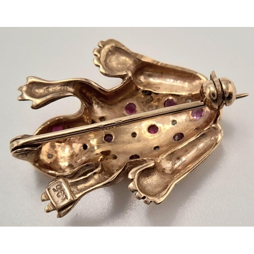 586 - A 9K YELLOW GOLD DIAMOND & RUBY SET FROG BROOCH. 3.3G IN WEIGHT. APPROX. 2.5CM IN LENGTH AND 2.2CM I... 