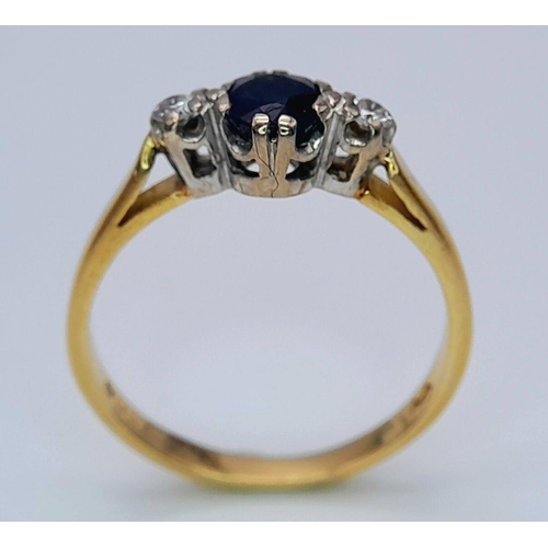 194 - AN 18K YELLOW GOLD DIAMOND & SAPPHIRE 3 STONE RING. 2.7G IN WEIGHT. SIZE M AND 1/2. Ref: SC 6098