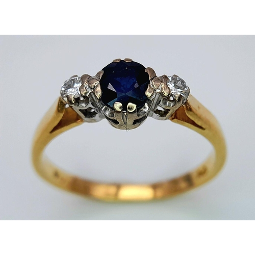 194 - AN 18K YELLOW GOLD DIAMOND & SAPPHIRE 3 STONE RING. 2.7G IN WEIGHT. SIZE M AND 1/2. Ref: SC 6098