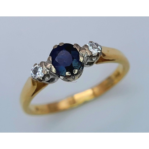 194 - AN 18K YELLOW GOLD DIAMOND & SAPPHIRE 3 STONE RING. 2.7G IN WEIGHT. SIZE M AND 1/2. Ref: SC 6098