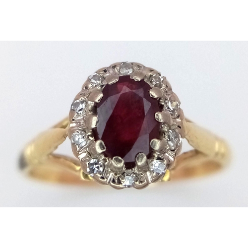 215 - AN 18K YELLOW GOLD DIAMOND & RUBY RING. 2.6G IN WEIGHT. SIZE L. Ref: SC 6093