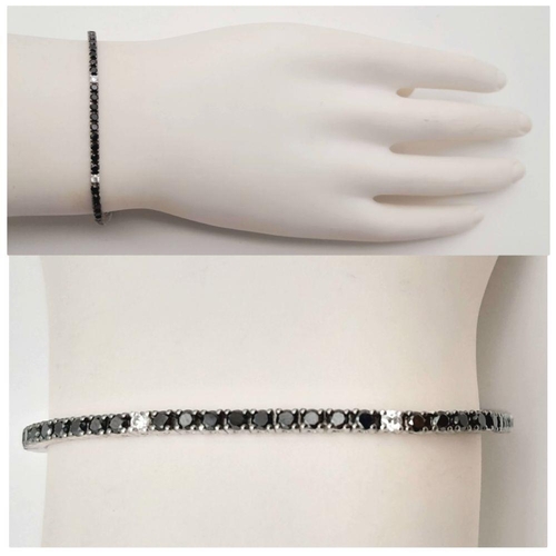 47 - A 18K WHITE GOLD BLACK & WHITE DIAMOND TENNIS BRACELET 2.10CT 7.9G , 17.6CM IN LENGTH. Ref: SC 6076