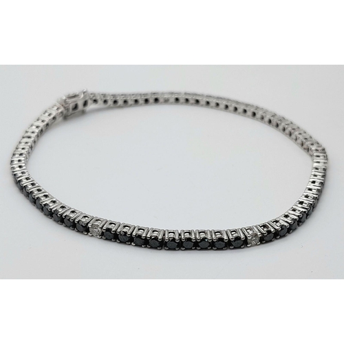 47 - A 18K WHITE GOLD BLACK & WHITE DIAMOND TENNIS BRACELET 2.10CT 7.9G , 17.6CM IN LENGTH. Ref: SC 6076