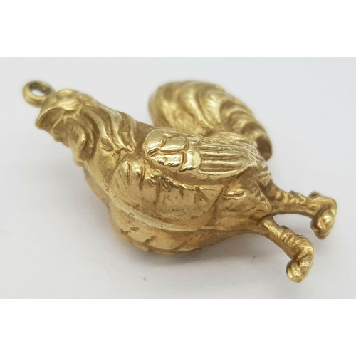 533 - A 9K Yellow Gold Cock. This cock can be hung from a necklace or dangled from a bracelet. 25mm. 1.7g ... 