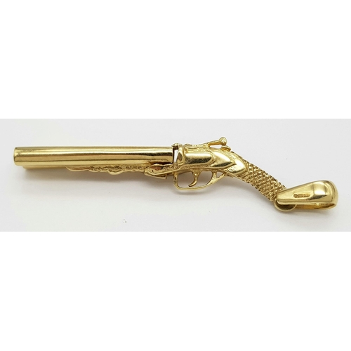 33 - A 9K YELLOW GOLD DOUBLE BARRELLED VINTAGE SHOTGUN PENDANT WHICH IT ALSO COCKS, LOCK, STOCK & 2 SMOKI... 