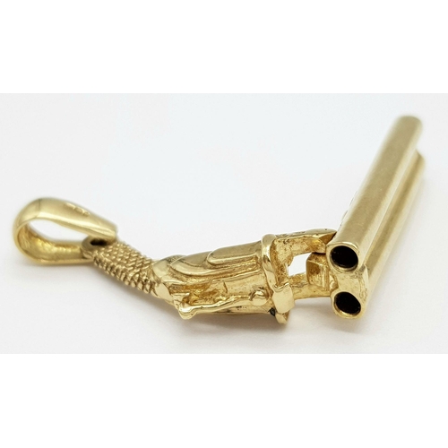 33 - A 9K YELLOW GOLD DOUBLE BARRELLED VINTAGE SHOTGUN PENDANT WHICH IT ALSO COCKS, LOCK, STOCK & 2 SMOKI... 