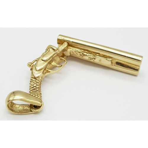 33 - A 9K YELLOW GOLD DOUBLE BARRELLED VINTAGE SHOTGUN PENDANT WHICH IT ALSO COCKS, LOCK, STOCK & 2 SMOKI... 