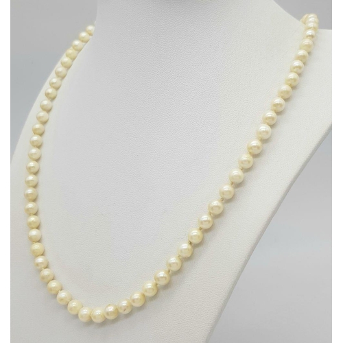 611 - A Vintage Cultured Pearl Necklace with 9K Gold Clasp. Pearls - 5/6mm. 60cm necklace length.