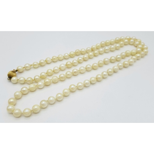 611 - A Vintage Cultured Pearl Necklace with 9K Gold Clasp. Pearls - 5/6mm. 60cm necklace length.