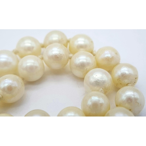 611 - A Vintage Cultured Pearl Necklace with 9K Gold Clasp. Pearls - 5/6mm. 60cm necklace length.