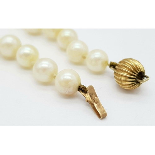 611 - A Vintage Cultured Pearl Necklace with 9K Gold Clasp. Pearls - 5/6mm. 60cm necklace length.