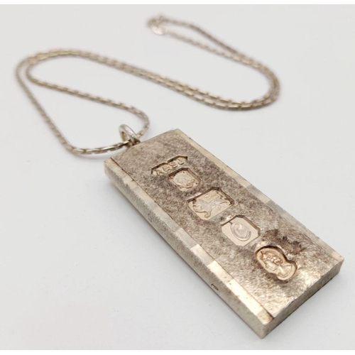 613 - A Hallmarked 1977 (Jubilee Year) Bark Pattern Silver Ingot Pendant Necklace. 41cm Length Sterling Si... 